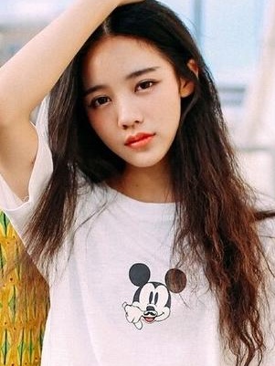 长发卷发发型图片 温暖形象气质绝佳