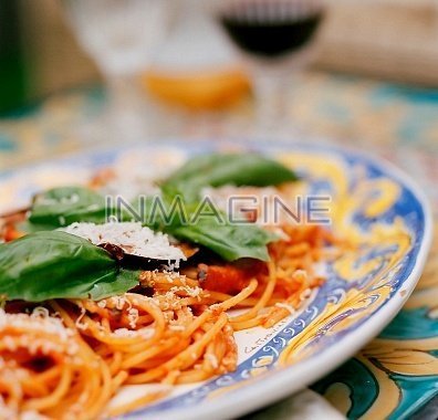 spaghetti with basil