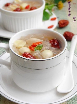 冰糖银耳莲子羹