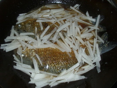白蘿卜絲燒鯽魚