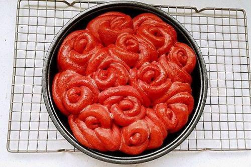 红玫瑰花面包