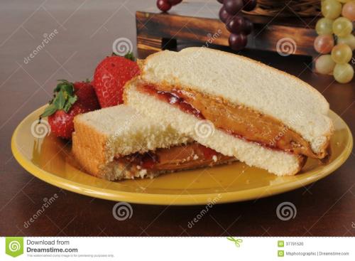 花生酱草莓三明治
