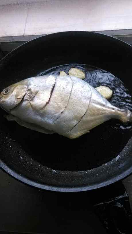 蔥燒金鯧魚