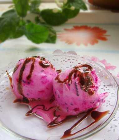 蓝莓酱冰淇淋