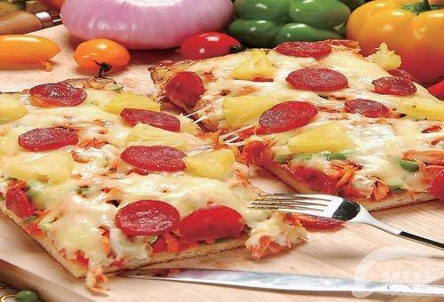 香腸菠蘿披薩