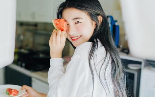 睡前十分钟小动作 让你轻松告别大饼脸