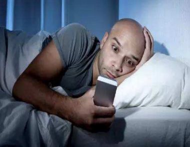 卧床玩手机致截瘫 长期玩有多大危害