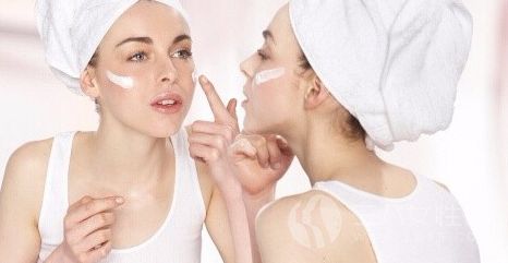 适合油性皮肤的洗面奶哪些 油性皮肤如何护肤