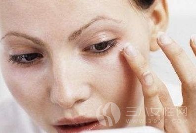 眼下有脂肪粒怎么办 如何去除脂肪粒