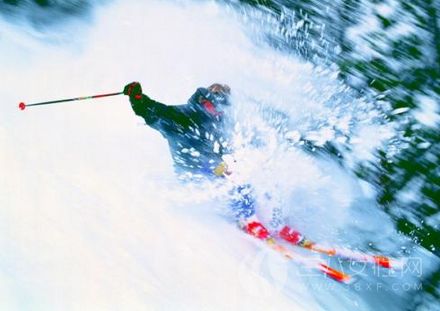 冬季滑雪摔倒之后怎么办