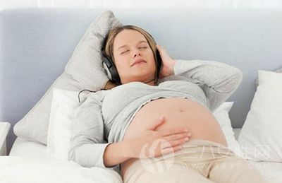 孕妇做胎教.png