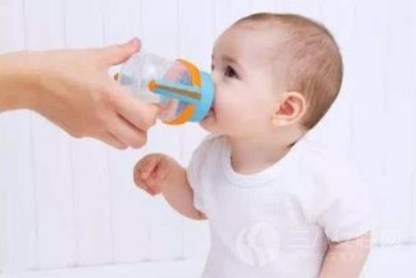 宝宝每天喝多少水好.png