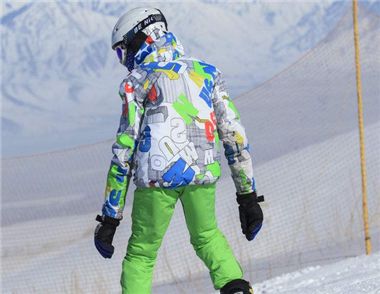 滑雪穿什么衣服比较好 滑雪服如何选购