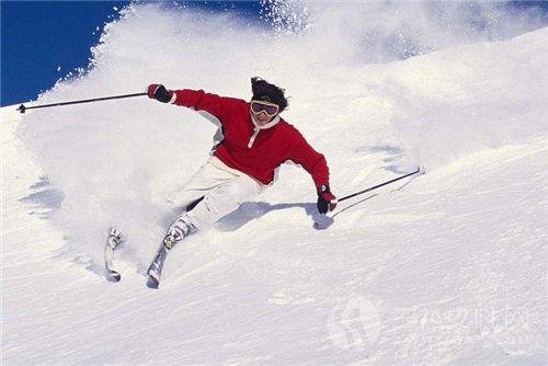 男子滑雪引发雪崩是怎么回事 滑雪有什么技巧5.png