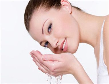 用盐水洗脸有什么好处 正确用盐洗脸的方法是什么