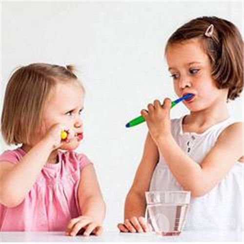 儿童什么时候刷牙.jpg