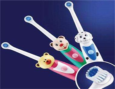 该怎么挑选儿童牙刷 儿童什么时候适合使用牙刷