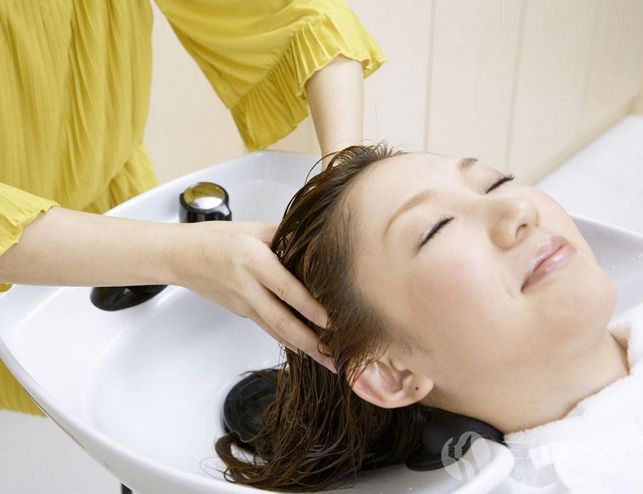 女人坐月子正確洗頭的方法是什麼.png