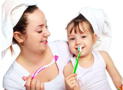 宝宝刷牙的正确方法.jpg