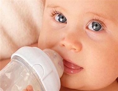 新生儿吐奶是怎么回事 如何预防新生儿吐奶