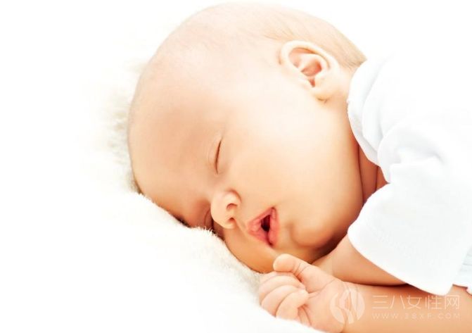 婴儿一次睡多久是正常的.png