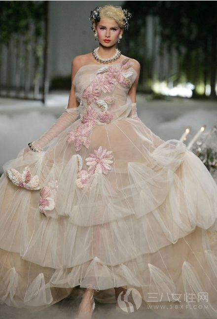 迪奥Dior高级订制婚纱要多久.png
