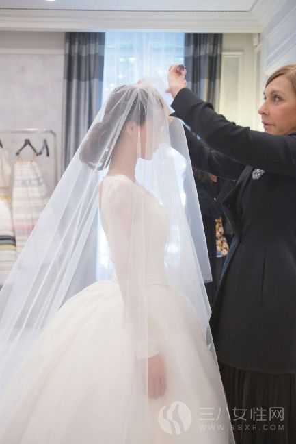迪奥Dior高级订制婚纱要多少钱.png