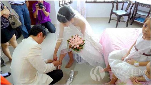 结婚时新郎给新娘穿鞋的意义.jpg