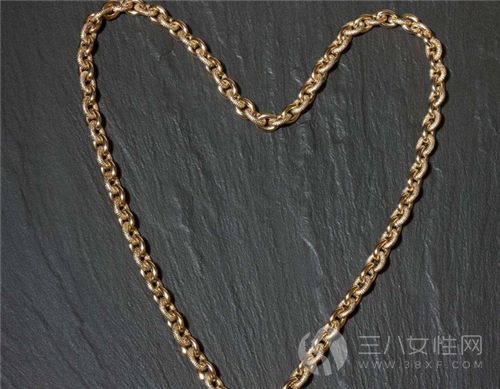 情人节送女朋友项链的寓意是什么 不同材质的项链都有什么寓意5.png