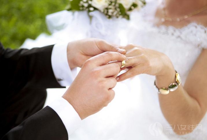 結婚時新人戴戒指戴哪隻手.png