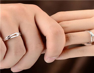 结婚戒指可以提前戴吗 结婚戒指是男左女右吗