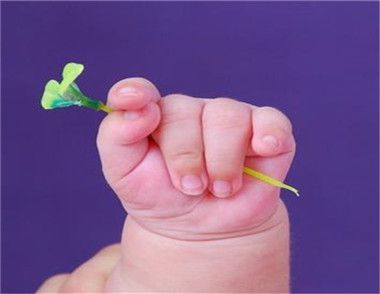 宝宝指甲是什么颜色 宝宝指甲扁平是什么原因