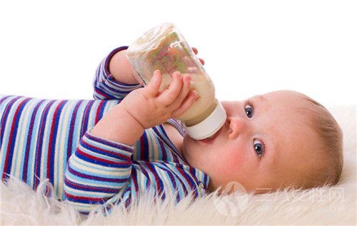 宝宝喝牛奶·1.jpg