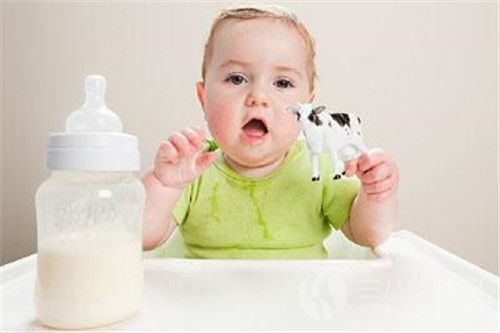 宝宝喝牛奶.jpg