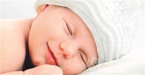 宝宝为什么睡觉会笑1.jpg