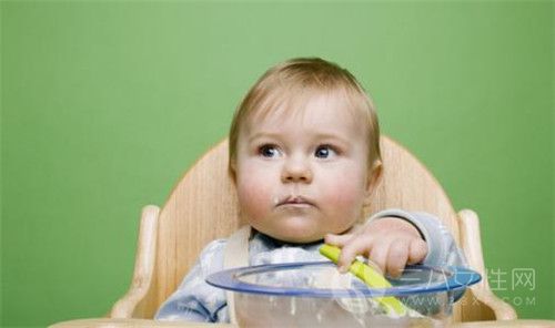 宝宝几个月会自己吃饭 怎么训练宝宝自己吃饭.jpg