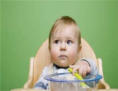 宝宝几个月会自己吃饭 怎么训练宝宝自己吃饭