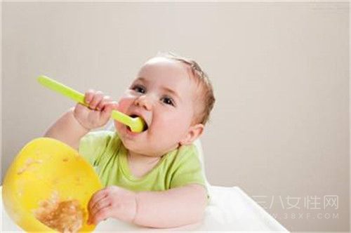 怎么训练宝宝自己吃饭.jpg