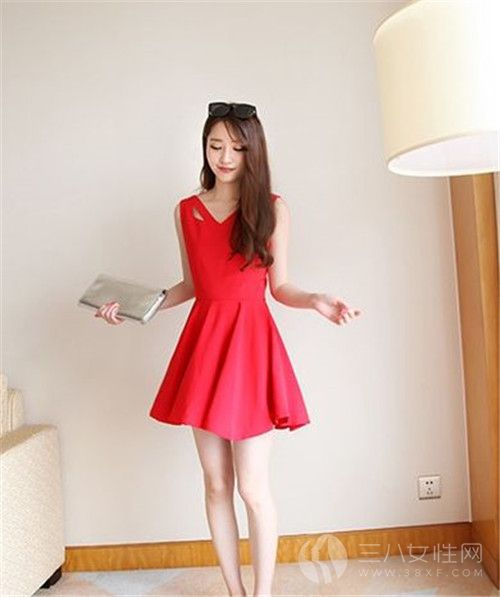 红色针织长裙搭配银色高跟鞋.jpg