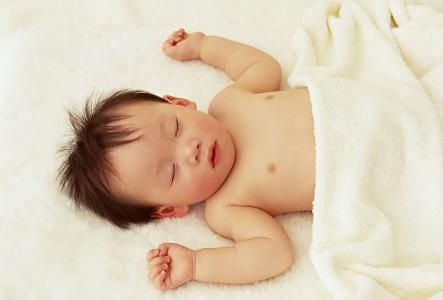婴儿打呼噜是什么原因  婴儿打呼噜的危害有哪些