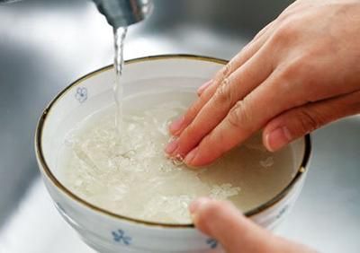 淘米水的生活妙用有哪些  怎么使用淘米水来洗脸