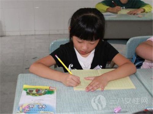 怎么培养孩子正确的写字姿势 教孩子学写字要注意什么.jpg