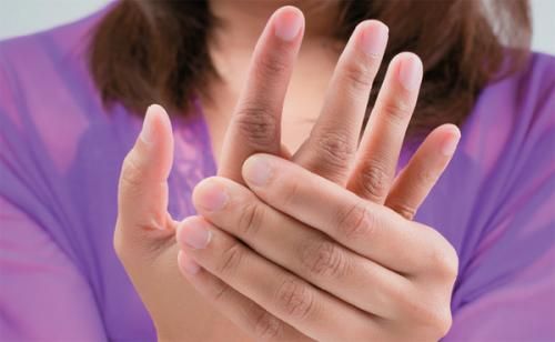 手指發麻是怎麼回事  手指發麻是什麼原因引起的