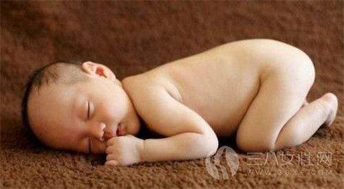 小孩喜欢趴着睡是什么原因· 小孩趴着睡有什么好处.jpg