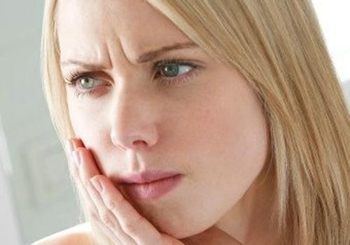 牙龈肿痛发黑怎么办  牙龈发黑的原因是什么