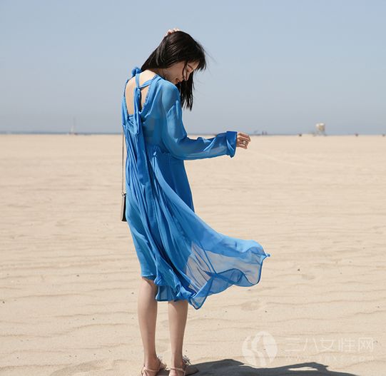 蓝色沙滩裙.png