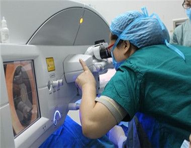 近視激光手術疼嗎 近視激光手術會反彈嗎