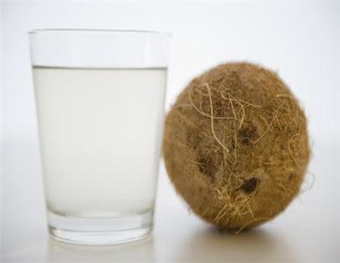 喝椰子水有什么好处 喝新鲜的椰子汁可以减肥吗