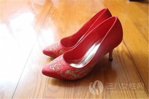 不同种类的中式礼服配怎么搭配鞋子