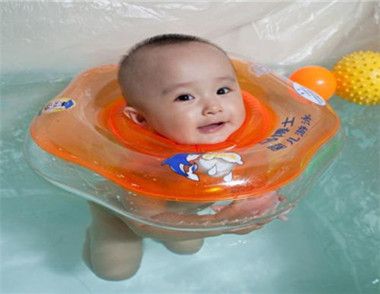 怎么挑选婴儿游泳圈  如何使用婴儿游泳圈